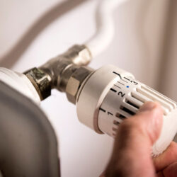 Co oznaczają liczby na pokrętle termostatu?